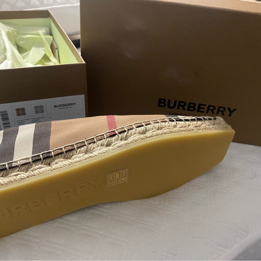 Burberry (Authentic) - Picture 2 of 2